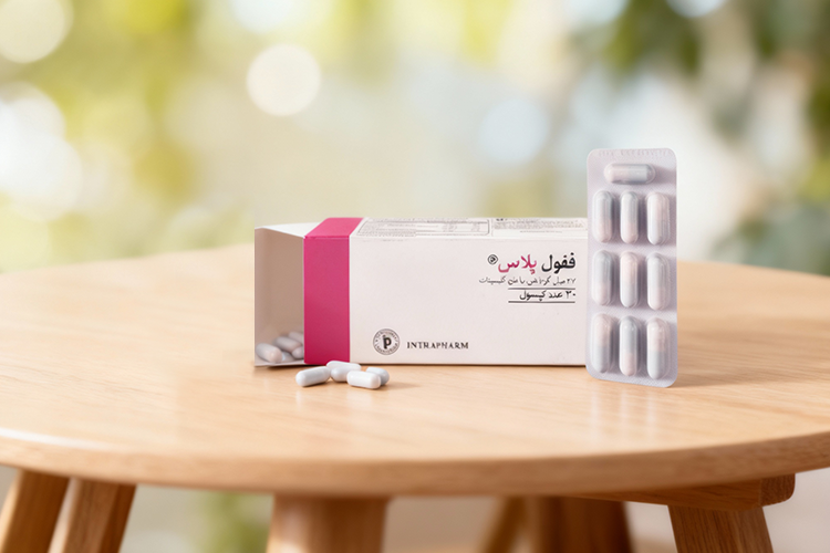 کپسول‌ های ففول پلاس کنار جعبه باز شده با ترکیبات مؤثر